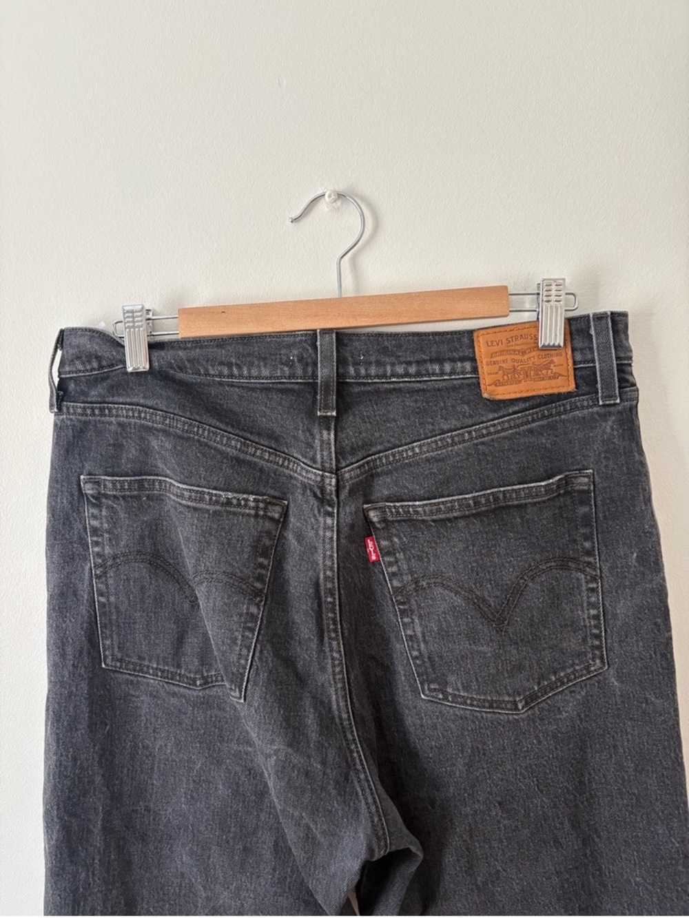 Levi's Ribcage Straight Button Fly Jeans Size 32 High Rise Gray Wash
Denim Chic - Picture 13 of 14